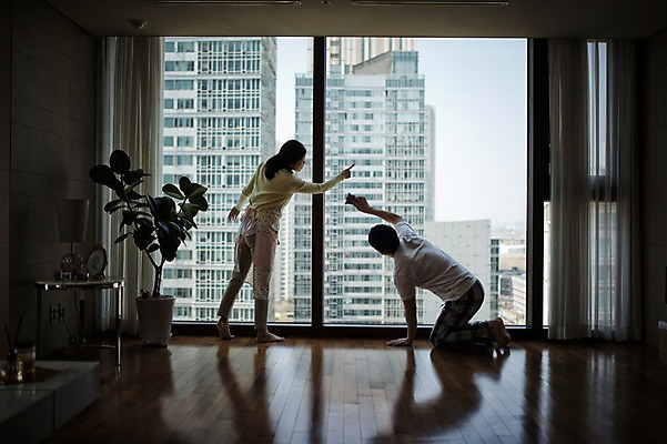포토 JPG 전신 부부 여자 남자 40대 중년 거실 창문 남편 실내 서기 두명 뒷모습 한국인 아내 청소 주부 닦기 유리창청소 부부라이프 국내포토 라이프스타일 커플 뷰포인트 모션 사람 동양인 성인 내부 파일형식