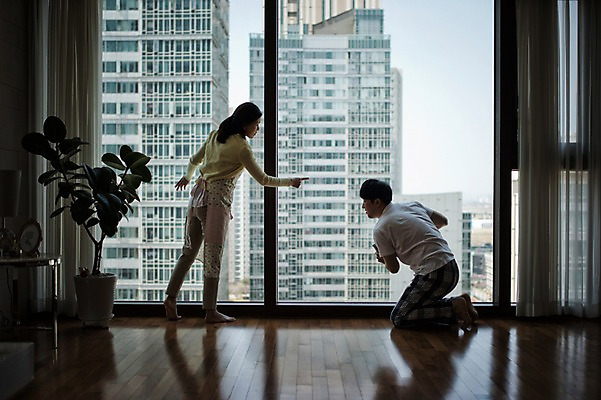 포토 JPG 전신 부부 여자 남자 40대 중년 거실 창문 남편 실내 서기 두명 뒷모습 한국인 아내 청소 주부 닦기 유리창청소 부부라이프 국내포토 라이프스타일 커플 뷰포인트 모션 사람 동양인 성인 내부 파일형식