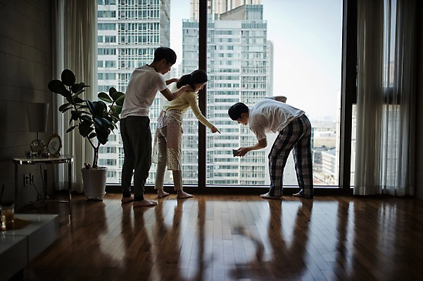 포토 JPG 전신 여자 남자 아들 40대 중년 거실 가족 청소년 엄마 실내 서기 성인 뒷모습 10대 세명 한국인 가리킴 가족라이프 아빠 청소 유리창청소 국내포토 라이프스타일 뷰포인트 관계 모션 사람 동양인 손짓 내부 파일형식