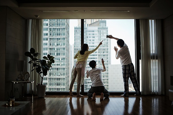 포토 JPG 전신 여자 남자 아들 40대 중년 거실 가족 청소년 엄마 실내 앉기 성인 뒷모습 10대 세명 한국인 가리킴 가족라이프 아빠 청소 유리창청소 국내포토 라이프스타일 뷰포인트 관계 모션 사람 동양인 손짓 내부 파일형식