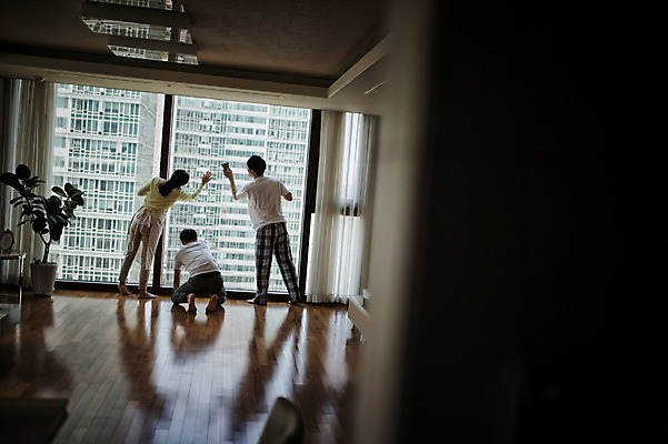 포토 JPG 전신 여자 남자 아들 40대 중년 거실 가족 청소년 엄마 실내 앉기 성인 뒷모습 10대 세명 한국인 가리킴 가족라이프 아빠 청소 유리창청소 국내포토 라이프스타일 뷰포인트 관계 모션 사람 동양인 손짓 내부 파일형식