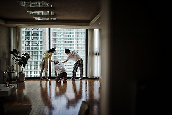 포토 JPG 전신 여자 남자 아들 40대 중년 거실 가족 청소년 엄마 실내 앉기 성인 뒷모습 10대 세명 한국인 가족라이프 아빠 청소 닦기 유리창청소 국내포토 라이프스타일 뷰포인트 관계 모션 사람 동양인 내부 파일형식