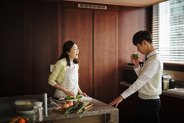 포토 JPG 여자 남자 교복 아들 남학생 40대 가족 청소년 엄마 실내 건강 서기 상반신 성인 두명 옆모습 10대 주방 화목 한국인 가족라이프 주부 녹즙 국내포토 모자관계 학생 라이프스타일 옷 뷰포인트 중년 컨셉 관계 모션 사람 동양인 내부 즙 파일형식