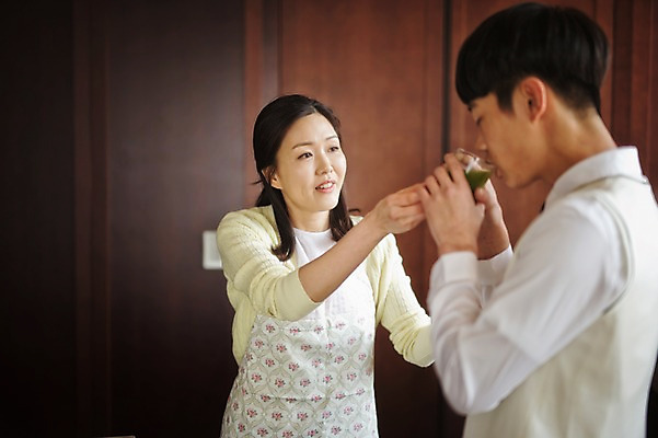 포토 JPG 여자 남자 교복 아들 남학생 40대 가족 청소년 엄마 실내 건강 서기 상반신 성인 두명 옆모습 10대 주방 화목 한국인 가족라이프 주부 녹즙 국내포토 모자관계 학생 라이프스타일 옷 뷰포인트 중년 컨셉 관계 모션 사람 동양인 내부 즙 파일형식