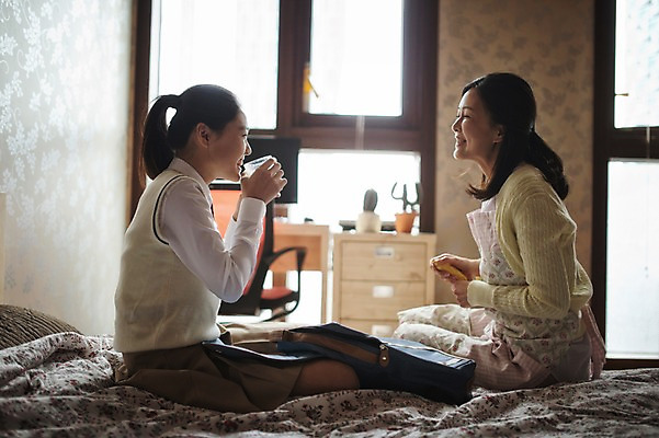 포토 JPG 여학생 여자 딸 교복 40대 중년 가족 청소년 모녀 엄마 실내 건강 앉기 상반신 성인 두명 옆모습 10대 화목 침실 한국인 가족라이프 주부 녹즙 여자만 국내포토 학생 라이프스타일 옷 뷰포인트 컨셉 관계 모션 사람 동양인 내부 즙 파일형식