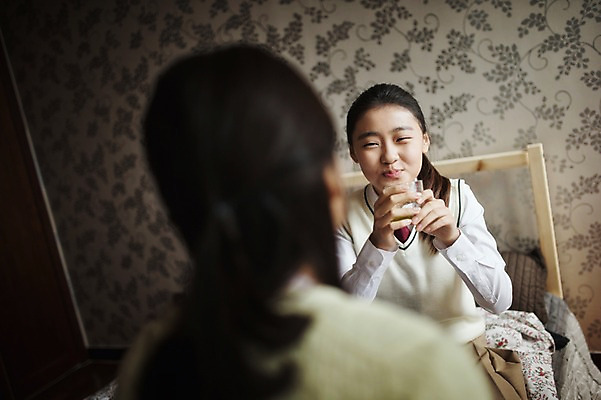포토 JPG 여학생 여자 딸 교복 음료 40대 중년 가족 청소년 모녀 엄마 실내 미소 앉기 성인 두명 앞모습 뒷모습 10대 화목 침실 한국인 가족라이프 주부 녹즙 여자만 국내포토 학생 라이프스타일 옷 뷰포인트 컨셉 관계 모션 표정 사람 동양인 내부 즙 파일형식
