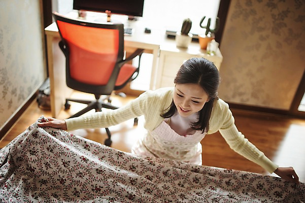 포토 JPG 우먼라이프 여자 40대 중년 실내 한명 상반신 성인 앞모습 침실 한국인 청소 주부 정리 정리정돈 중년여자한명만 국내포토 1 라이프스타일 뷰포인트 사람 동양인 내부 여자한명만 중년여자만 파일형식