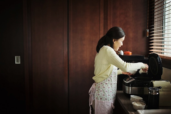 포토 JPG 우먼라이프 여자 40대 중년 실내 한명 서기 상반신 성인 옆모습 주방 식사 한국인 준비 담기 주부 밥그릇 전기밥솥 중년여자한명만 국내포토 1 라이프스타일 그릇 뷰포인트 모션 사람 동양인 내부 가전제품 여자한명만 중년여자만 파일형식
