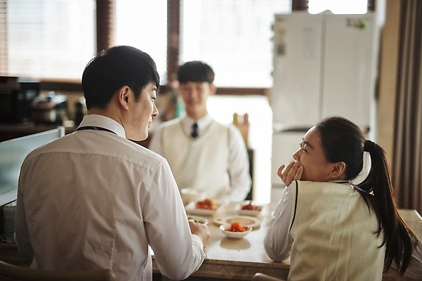 포토 JPG 여학생 여자 남자 딸 교복 아들 남학생 40대 가족 청소년 식탁 실내 앉기 정장 상반신 앞모습 뒷모습 아웃포커스 10대 세명 식사 화목 한국인 가족라이프 기다림 아빠 국내포토 학생 라이프스타일 옷 뷰포인트 중년 컨셉 관계 모션 탁자 촬영기법 사람 동양인 내부 파일형식
