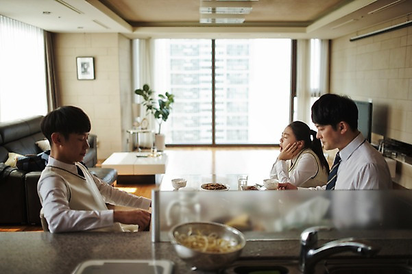 포토 JPG 여학생 여자 남자 딸 교복 아들 남학생 40대 가족 청소년 식탁 실내 앉기 정장 상반신 옆모습 10대 세명 식사 한국인 가족라이프 기다림 아빠 지루함 무관심 국내포토 학생 라이프스타일 옷 감정 뷰포인트 중년 관계 모션 탁자 사람 동양인 내부 파일형식