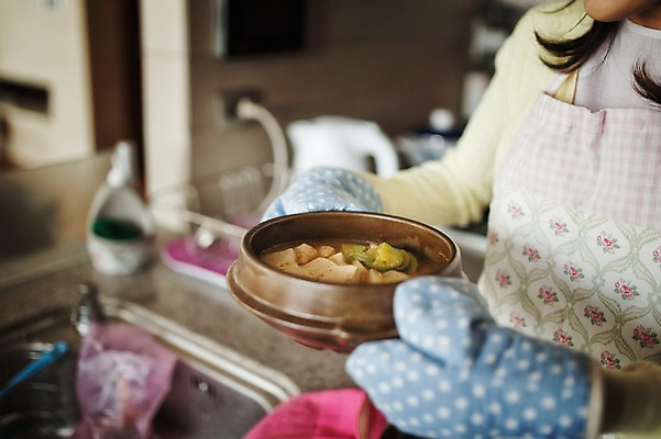 포토 JPG 우먼라이프 여자 40대 실내 한명 서기 미소 들기 상반신 성인 옆모습 주방 식사 한국인 찌개 된장찌개 뚝배기 준비 주부 중년여자한명만 국내포토 1 라이프스타일 한식 음식 뷰포인트 중년 모션 표정 사람 동양인 내부 여자한명만 중년여자만 파일형식