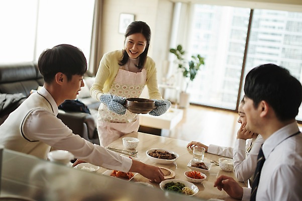 포토 JPG 여자 남자 딸 아들 40대 가족 식탁 엄마 실내 서기 미소 앉기 여러명 옆모습 10대 식사 화목 한국인 가족라이프 아빠 찌개 국내포토 라이프스타일 음식 뷰포인트 중년 다수 컨셉 관계 모션 청소년 탁자 표정 사람 동양인 내부 파일형식