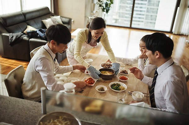 포토 JPG 여자 남자 딸 아들 40대 가족 식탁 엄마 실내 서기 미소 앉기 여러명 옆모습 10대 식사 화목 한국인 가족라이프 아빠 된장찌개 국내포토 라이프스타일 한식 뷰포인트 중년 다수 컨셉 관계 모션 청소년 탁자 표정 사람 동양인 내부 찌개 파일형식