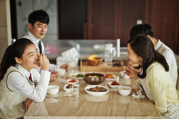 포토 JPG 여자 남자 딸 아들 40대 중년 가족 청소년 식탁 엄마 실내 미소 앉기 여러명 상반신 성인 옆모습 10대 식사 화목 한국인 가족라이프 아빠 국내포토 라이프스타일 뷰포인트 다수 컨셉 관계 모션 탁자 표정 사람 동양인 내부 파일형식