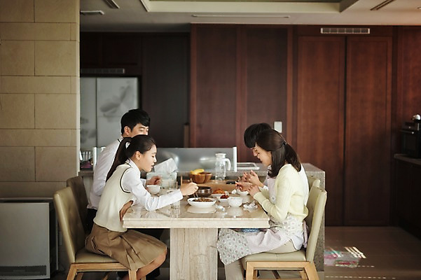 포토 JPG 여자 남자 딸 아들 40대 중년 가족 청소년 식탁 엄마 실내 앉기 여러명 상반신 성인 옆모습 10대 식사 화목 한국인 가족라이프 아빠 국내포토 라이프스타일 뷰포인트 다수 컨셉 관계 모션 탁자 사람 동양인 내부 파일형식