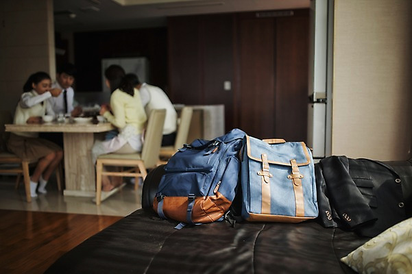 포토 JPG 전신 여자 남자 딸 아들 40대 중년 가방 가족 청소년 식탁 엄마 실내 앉기 여러명 성인 옆모습 10대 식사 화목 한국인 가족라이프 아빠 국내포토 라이프스타일 잡화 뷰포인트 다수 컨셉 관계 모션 탁자 사람 동양인 내부 파일형식