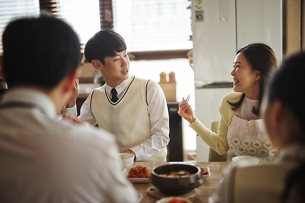 포토 JPG 여자 남자 딸 아들 40대 중년 가족 청소년 식탁 엄마 실내 미소 앉기 여러명 성인 앞모습 뒷모습 10대 식사 화목 한국인 가족라이프 아빠 국내포토 라이프스타일 뷰포인트 다수 컨셉 관계 모션 탁자 표정 사람 동양인 내부 파일형식