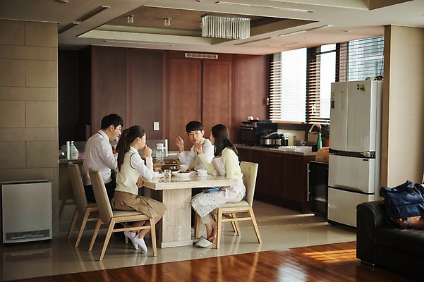 포토 JPG 전신 여자 남자 딸 아들 40대 중년 가족 청소년 식탁 엄마 실내 앉기 여러명 성인 옆모습 10대 식사 화목 한국인 가족라이프 아빠 국내포토 라이프스타일 뷰포인트 다수 컨셉 관계 모션 탁자 사람 동양인 내부 파일형식