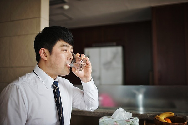 포토 JPG 남자 맨라이프 40대 중년 식탁 아침 실내 한명 앉기 상반신 성인 옆모습 한국인 출근준비 물마시기 중년남자한명만 국내포토 주간 1 라이프스타일 뷰포인트 모션 탁자 사람 동양인 내부 마시기 출근 남자한명만 중년남자만 파일형식