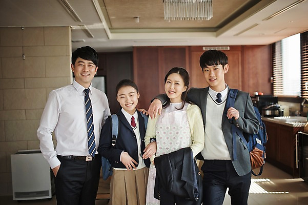 포토 JPG 여자 남자 딸 아들 40대 거실 가족 엄마 실내 서기 미소 여러명 상반신 앞모습 10대 화목 한국인 가족라이프 아빠 국내포토 라이프스타일 뷰포인트 중년 다수 컨셉 관계 모션 청소년 표정 사람 동양인 내부 파일형식