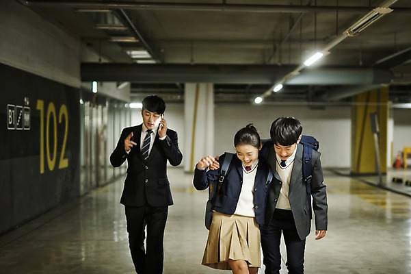 포토 JPG 전신 여자 남자 딸 교복 아들 40대 중년 가족 청소년 실내 정장 성인 앞모습 10대 걷기 화목 한국인 가족라이프 아빠 지하주차장 국내포토 라이프스타일 옷 뷰포인트 컨셉 관계 모션 사람 동양인 내부 주차장 파일형식