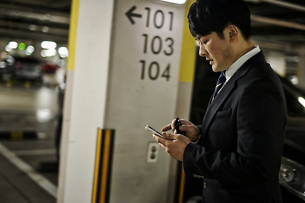 포토 JPG 남자 맨라이프 40대 중년 실내 한명 서기 들기 정장 상반신 성인 옆모습 스마트폰 터치 한국인 출퇴근 중년남자한명만 지하주차장 국내포토 1 라이프스타일 옷 뷰포인트 비즈니스 모션 사람 동양인 내부 핸드폰 스마트기기 주차장 남자한명만 중년남자만 파일형식