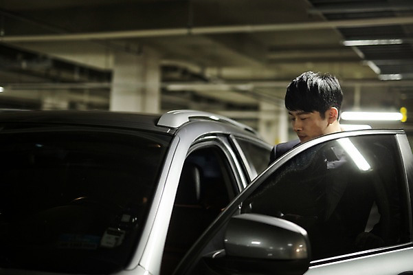 포토 JPG 남자 맨라이프 40대 중년 자동차 실내 한명 상반신 성인 앞모습 한국인 승차 출근 중년남자한명만 지하주차장 국내포토 1 라이프스타일 육상교통 뷰포인트 모션 사람 동양인 내부 출퇴근 주차장 남자한명만 중년남자만 파일형식