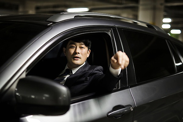 포토 JPG 남자 맨라이프 40대 중년 자동차 실내 한명 앉기 정장 손짓 상반신 성인 옆모습 운전 한국인 승차 출퇴근 중년남자한명만 지하주차장 국내포토 1 라이프스타일 옷 육상교통 뷰포인트 비즈니스 모션 사람 동양인 내부 주차장 남자한명만 중년남자만 파일형식