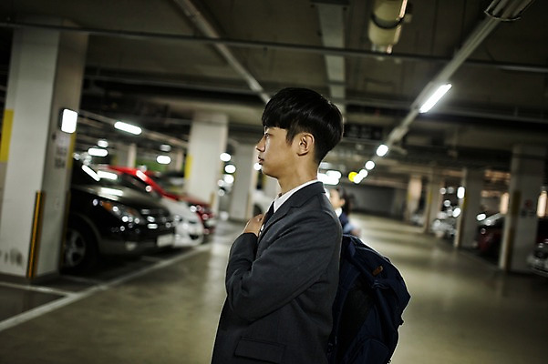 포토 JPG 여자 남자 교복 남학생 가족 청소년 실내 남매 서기 상반신 두명 옆모습 10대 십대라이프스타일 한국인 가족라이프 기다림 지하주차장 국내포토 학생 라이프스타일 옷 뷰포인트 관계 모션 사람 동양인 내부 주차장 파일형식