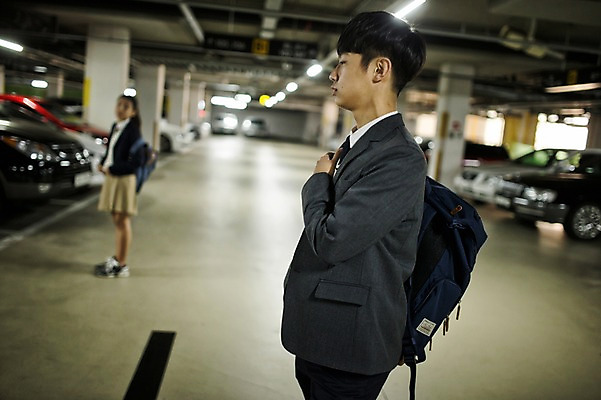 포토 JPG 전신 여학생 여자 남자 교복 남학생 가족 청소년 실내 남매 서기 상반신 두명 옆모습 아웃포커스 10대 십대라이프스타일 한국인 가족라이프 기다림 지하주차장 국내포토 학생 라이프스타일 옷 뷰포인트 관계 모션 촬영기법 사람 동양인 내부 주차장 파일형식