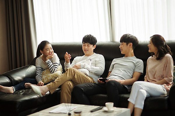 포토 JPG 여자 남자 딸 아들 40대 중년 거실 가족 청소년 엄마 휴식 실내 대화 앉기 여러명 성인 앞모습 10대 소파 화목 한국인 가족라이프 아빠 국내포토 라이프스타일 뷰포인트 다수 컨셉 의자 관계 모션 말하기 사람 동양인 내부 파일형식