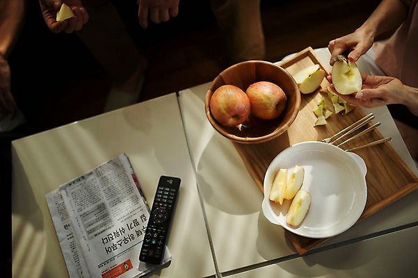 포토 JPG 손 거실 휴식 실내 신체부위 한국인 신문 사과 리모컨 자르기 과도 국내포토 컨셉 과일 모션 사람 동양인 내부 간행물 뉴스 파일형식