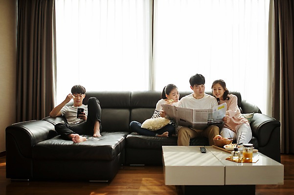 포토 JPG 전신 여자 남자 딸 아들 40대 거실 가족 엄마 휴식 실내 들기 앉기 여러명 앞모습 10대 소파 한국인 가족라이프 신문 아빠 읽기 국내포토 라이프스타일 뷰포인트 중년 다수 컨셉 의자 관계 모션 청소년 사람 동양인 내부 간행물 뉴스 파일형식
