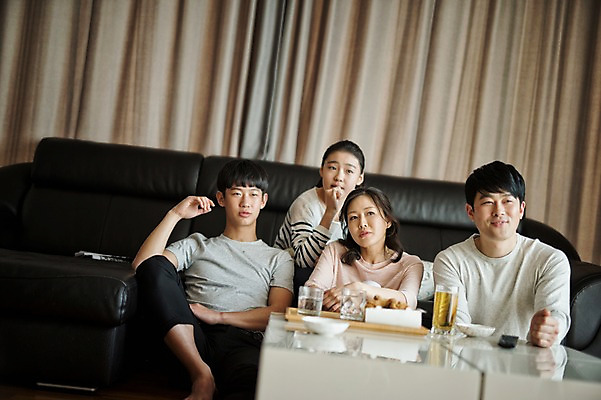 포토 JPG 여자 남자 딸 아들 40대 중년 거실 가족 청소년 엄마 휴식 맥주 실내 미소 앉기 여러명 상반신 성인 앞모습 10대 치킨 화목 한국인 가족라이프 아빠 티비시청 치맥 국내포토 라이프스타일 뷰포인트 다수 컨셉 관계 모션 주류 표정 사람 동양인 내부 시청 닭고기요리 파일형식 시청하다