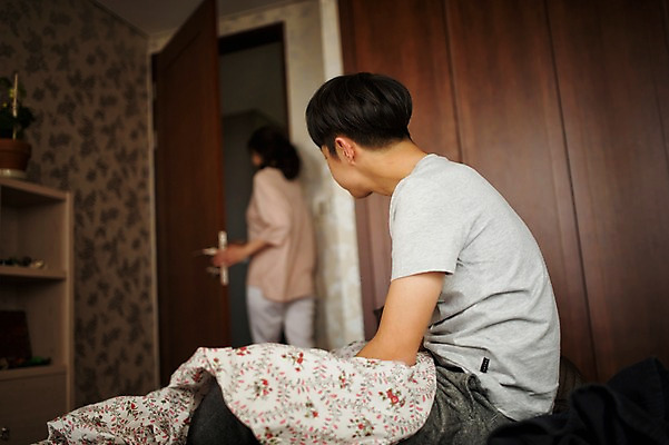 포토 JPG 여자 남자 아들 남학생 40대 가족 청소년 엄마 휴식 실내 서기 앉기 상반신 두명 10대 한국인 침대 잠 가족라이프 국내포토 모자관계 학생 라이프스타일 중년 가구 컨셉 관계 모션 사람 동양인 내부 파일형식 생활용품 인종 성인 생활 오브젝트