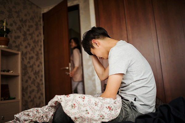 포토 JPG 여자 남자 아들 남학생 40대 가족 청소년 엄마 휴식 실내 서기 앉기 상반신 두명 옆모습 10대 한국인 침대 잠 가족라이프 국내포토 모자관계 학생 라이프스타일 뷰포인트 중년 가구 컨셉 관계 모션 사람 동양인 내부 파일형식