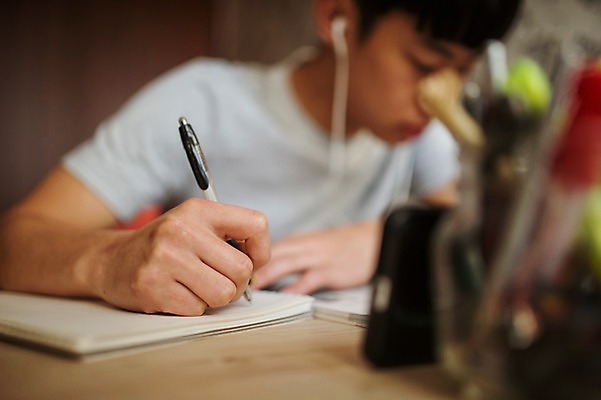 포토 JPG 남자 남학생 청소년 실내 한명 앉기 상반신 앞모습 아웃포커스 10대 캐주얼 한국인 집중 공부방 십대남자한명만 국내포토 1 학생 옷 뷰포인트 컨셉 모션 촬영기법 사람 동양인 내부 남자한명만 십대남자만 파일형식