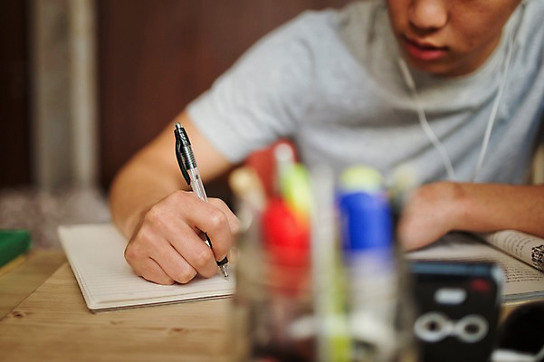포토 JPG 남자 남학생 이어폰 청소년 실내 한명 앉기 상반신 앞모습 10대 캐주얼 한국인 집중 공부방 십대남자한명만 국내포토 1 학생 옷 뷰포인트 음향기기 컨셉 모션 사람 동양인 내부 남자한명만 십대남자만 파일형식