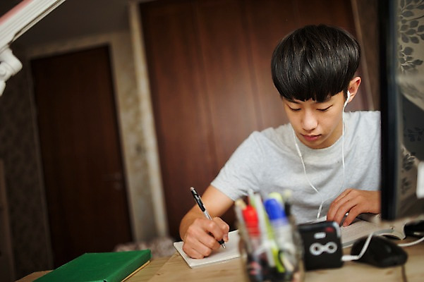 포토 JPG 남자 남학생 이어폰 청소년 실내 한명 앉기 상반신 앞모습 10대 캐주얼 한국인 집중 공부방 십대남자한명만 국내포토 1 학생 옷 뷰포인트 음향기기 컨셉 모션 사람 동양인 내부 남자한명만 십대남자만 파일형식