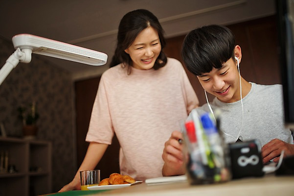 포토 JPG 여자 남자 아들 남학생 40대 가족 청소년 엄마 디저트 실내 서기 들기 앉기 상반신 두명 앞모습 10대 화목 한국인 가족라이프 국내포토 모자관계 학생 라이프스타일 음식 뷰포인트 중년 컨셉 관계 모션 사람 동양인 내부 파일형식