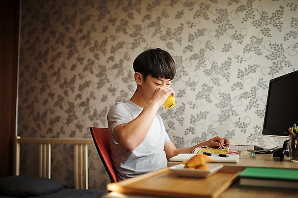 포토 JPG 남자 남학생 청소년 휴식 실내 한명 앉기 상반신 옆모습 10대 캐주얼 십대라이프스타일 한국인 먹기 공부방 간식시간 십대남자한명만 국내포토 1 학생 라이프스타일 옷 뷰포인트 컨셉 모션 사람 동양인 내부 남자한명만 십대남자만 파일형식