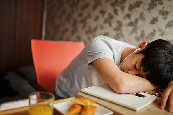 포토 JPG 남자 남학생 엎드리기 청소년 휴식 디저트 실내 한명 앉기 상반신 앞모습 10대 캐주얼 십대라이프스타일 한국인 잠 십대남자한명만 국내포토 1 학생 라이프스타일 옷 음식 뷰포인트 컨셉 모션 사람 동양인 내부 남자한명만 십대남자만 파일형식