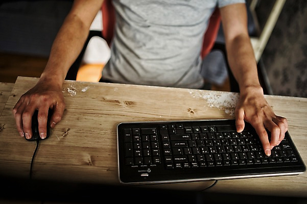 포토 JPG 남자 청소년 휴식 실내 한명 앉기 손짓 상반신 앞모습 10대 캐주얼 한국인 키보드 마우스 책상 컴퓨터게임 십대남자한명만 국내포토 1 옷 뷰포인트 가구 컨셉 모션 사람 동양인 내부 컴퓨터용품 게임 남자한명만 십대남자만 파일형식