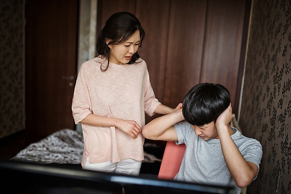 포토 JPG 여자 남자 아들 남학생 40대 중년 가족 청소년 엄마 실내 서기 앉기 상반신 성인 두명 앞모습 10대 컴퓨터 한국인 짜증 가족라이프 꾸지람 귀막기 잔소리 국내포토 모자관계 학생 라이프스타일 감정 뷰포인트 관계 모션 사람 동양인 손짓 내부 전자제품 체벌 파일형식