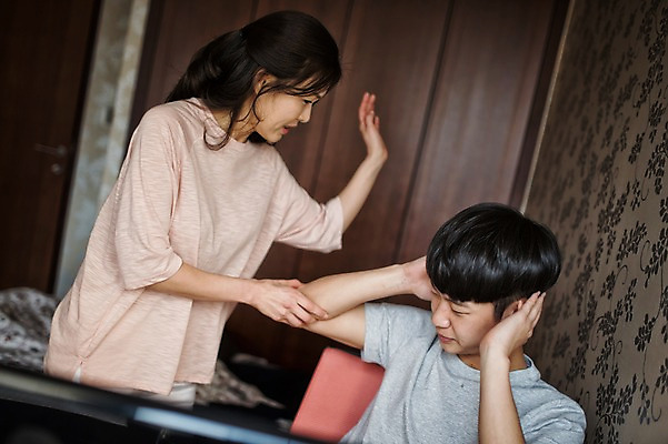 포토 JPG 여자 남자 아들 남학생 40대 중년 가족 청소년 엄마 실내 서기 앉기 상반신 성인 두명 앞모습 10대 컴퓨터 한국인 짜증 가족라이프 꾸지람 귀막기 잔소리 국내포토 모자관계 학생 라이프스타일 감정 뷰포인트 관계 모션 사람 동양인 손짓 내부 전자제품 체벌 파일형식