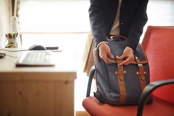 포토 JPG 여학생 여자 교복 의자 청소년 책가방 실내 한명 서기 상반신 앞모습 10대 십대라이프스타일 한국인 준비 공부방 십대여자한명만 성인여자한명만 국내포토 1 학생 라이프스타일 옷 뷰포인트 가구 가방 모션 사람 동양인 내부 여자한명만 십대여자만 성인여자만 파일형식