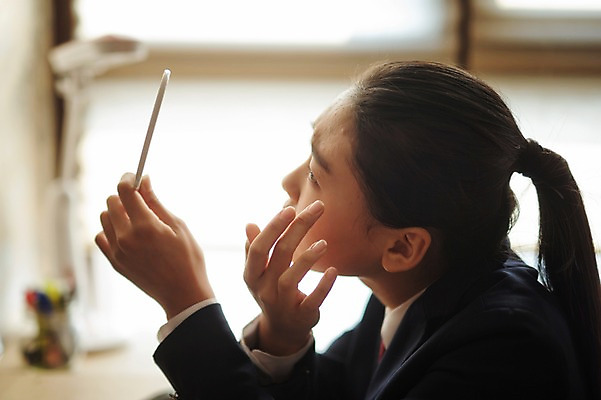 포토 JPG 여학생 여자 교복 청소년 실내 한명 들기 앉기 상반신 옆모습 10대 거울 한국인 고민 피부관리 공부방 여드름 십대여자한명만 국내포토 1 학생 옷 감정 뷰포인트 모션 사람 동양인 내부 뷰티 여자한명만 십대여자만 파일형식