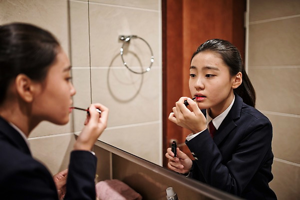 포토 JPG 여학생 여자 교복 청소년 실내 한명 서기 상반신 옆모습 10대 화장 십대라이프스타일 거울 한국인 화장실 틴트 십대여자한명만 국내포토 1 학생 라이프스타일 옷 뷰포인트 모션 사람 동양인 내부 뷰티 화장품 여자한명만 십대여자만 파일형식