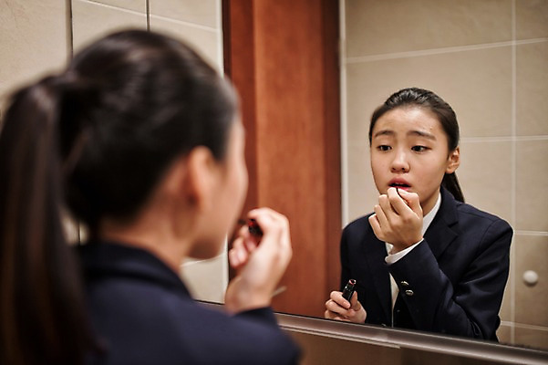 포토 JPG 여학생 여자 교복 청소년 실내 한명 서기 상반신 뒷모습 10대 화장 십대라이프스타일 거울 한국인 화장실 틴트 십대여자한명만 국내포토 1 학생 라이프스타일 옷 뷰포인트 모션 사람 동양인 내부 뷰티 화장품 여자한명만 십대여자만 파일형식