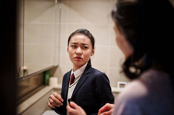 포토 JPG 여학생 여자 딸 교복 40대 중년 가족 청소년 모녀 엄마 실내 서기 상반신 성인 두명 앞모습 뒷모습 10대 화장 한국인 짜증 가족라이프 꾸지람 고민 화장실 잔소리 여드름 국내포토 학생 라이프스타일 옷 감정 뷰포인트 관계 모션 사람 동양인 내부 뷰티 체벌 파일형식